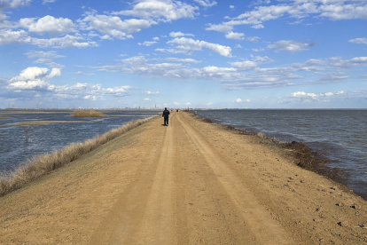 Las inundaciones que azotan desde hace varias semanas Kazajistán se acercaron a 20 kilómetros de Astaná, la capital del país centroasiático, tras la rotura de un dique de riego.