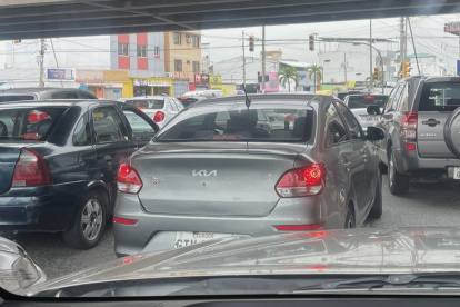 En algunas vías de Guayaquil se han reportado ya varios congestionamientos vehiculares.