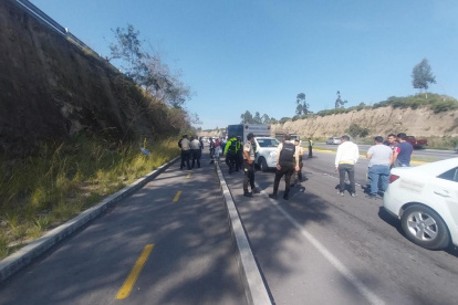 Los cuerpos estaban en la avenida Simón Bolívar, a la altura del redondel de Los Lirios, en Carcelén.