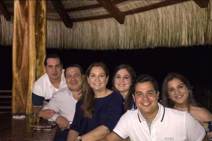 El exasambleísta Pablo Muentes y su familia.