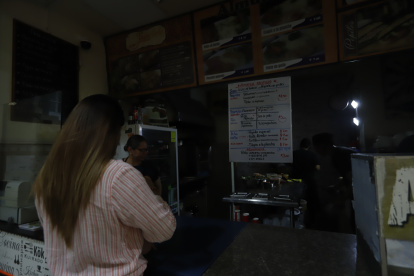 En Urdesa, pasado el mediodía la luz no volvía y los comercios se vieron afectados.