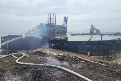 La barcaza y contenedor quedó quedama en su totalidad.