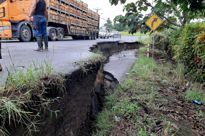 Hay tramos en la vía que muestran el peligro para los conductores y vehículos; y donde solo está habilitado un solo carril.