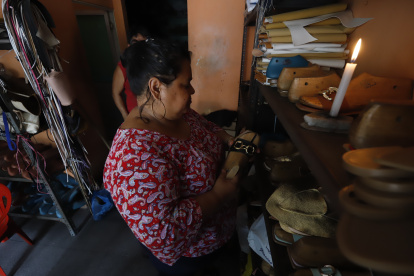 1. Oscuridad. Muchas personas tuvieron que volver a usar velas por la falta de luz. En algunas zonas las afectaciones se dieron durante la noche y la madrugada.