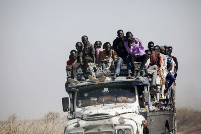 Los traslados. Refugiados sudaneses viajan a bordo de un viejo camión desde la frontera hacia la ciudad de Renk, en Sudán del Sur.
