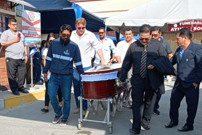 El cuerpo de Andrés Lara fue velado en el que fue su lugar de trabajo. En la imagen, el alcalde de Salinas, quien además fue su amigo desde hace décadas.