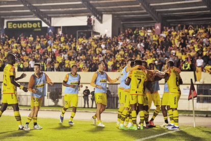 Los jugadores de Barcelona celebraron los tres goles en el contundente triunfo frente a Libertad