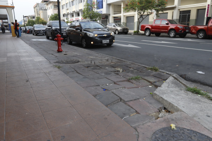Estado. La comunidad se queja por malos olores y calles dañadas.