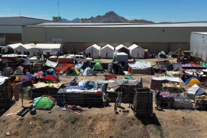 Foto aérea que muestra un campamento de migrantes el 13 de abril de 2024 en Chihuahua (México).