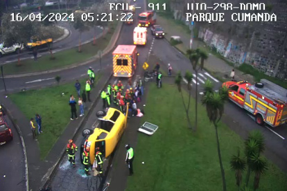 Usuarios de redes sociales señalaban que la unidad, aparentemente, transportaba con una decena de estudiantes a bordo.