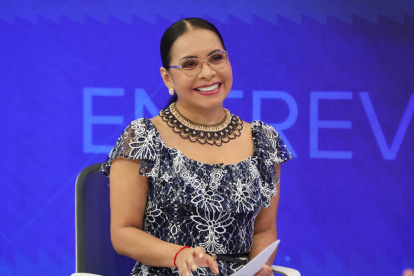 La presidenta del CNE, Diana Atamaint, durante la entrevista con Teleamazonas.