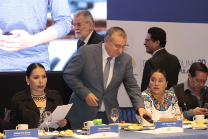 Miembros del CNE explican sobre los procesos técnicos que se llevarán a cabo en las elecciones de la consulta popular.