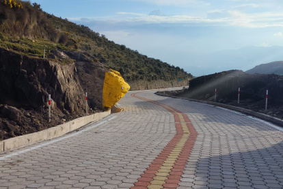 La piedra ocupa casi la mitad de un carril de la vía al volcán Cayambe.