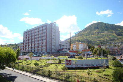 Un hombre difundió el video del robo al vehículo de un paciente, que habría ocurrido en el Hospital Enrique Garcés, sur de Quito.