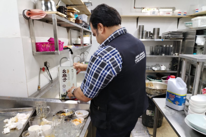 Operativo.- Un delegado de ARCSA realiza un control en un chifa en Guayaquil, la que fue clausurada por falta de higiene.