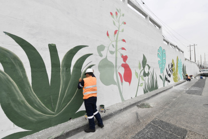 Los trabajadores comenzaron a pintar diseños de flora y fauna en la zona.