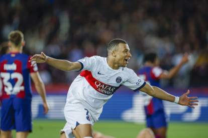 BARCELONA, 16/04/2024.- El delantero del PSG, Kilyam Mbappe, celebra uno de los goles conseguidos por el equipo parisino durante el encuentro correspondiente a la vuelta de los cuartos de final de la Liga de Campeones que FC Barcelona y PSG disputan hoy martes en el Olímpico Lluis Company, en Barcelona. EFE/Alberto Estevez.