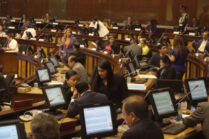 Legisladores durante un receso del Pleno, este 15 de abril. La Asamblea deberá tratar el veto parcial del Ejecutivo a las reformas a la ley de Seguridad Social