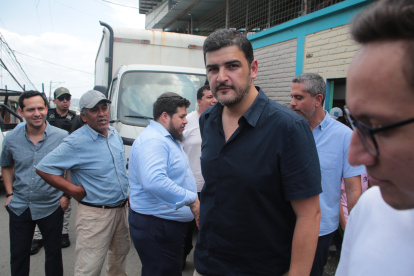 Acto. Luego de que concluyó la sesión itinerante del Concejo, Álvarez recorrió algunas calles de Mapasingue Este.