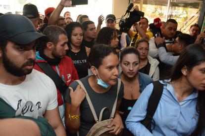 Desazón mostraron ciudadanos de Venezuela que acudieron a la embajada de ese país en Quito.