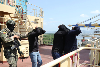 Acto. En el marco del colflicto armado interno, la Armada del Ecuador ejecuta prácticas para enfrentar casos de terrorismo en el puerto marítimo.