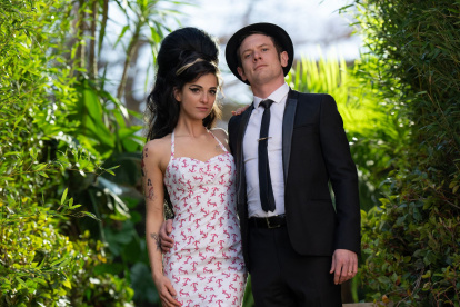 Marisa Abela y Jack O"Connell.