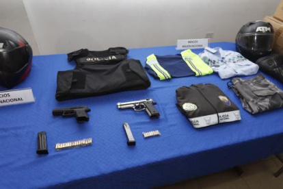 Uniformes de agentes policiales y de tránsito fueron decomisados.