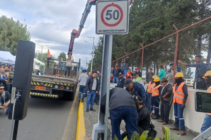 En un acto simbólico la tarde del 16 de abril se retiró el radar de la avenida Bolivariana en Ambato.