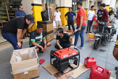 Guayaquil. Las personas se volcaron a comprar generadores eléctricos.