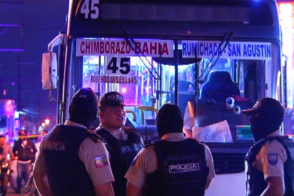 La víctima era oriunda de la parroquia Progreso y estaba acompañado de una amiga. Por alrededor de 30 años laboró como conductor de buses urbanos. En la imagen, la unidad que conducía.