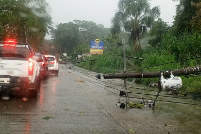 Los postes arrastraron el cableado eléctrico sobre la vía  Archidona - Cotundo.