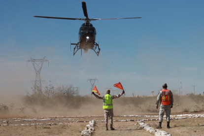 Rescatistas trabajan en la zona donde fueron encontrados cuatro migrantes en las dunas de Samalayuca, este martes 16 de abril de 2024, en el desierto de Chihuahua (México).