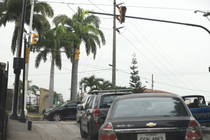 Semáforos apagados en una intersección de Lomas de Urdesa.