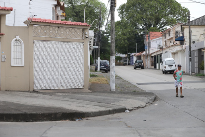 Moradores aseguran que los cortes de luz incrementan la inseguridad en el sector.