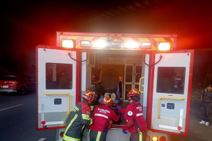 Paramédicos del Cuerpo de Bomberos acudieron al sitio para atender la emergencia.