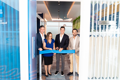 Inauguración.- Julio Mackliff, vicepresidente Ejecutivo de Banco Guayaquil, Margarita Puente, LAC Senior Manager de American Express, Guillermo Lasso Alcívar, Presidente Ejecutivo y Alain Broos, Vicepresidente de Banca Personas e Inclusión de Banco Guayaquil.