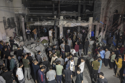 Gaza. Palestinos buscan a las víctimas entre los escombros después de que un ataque aéreo israelí en Rafah.