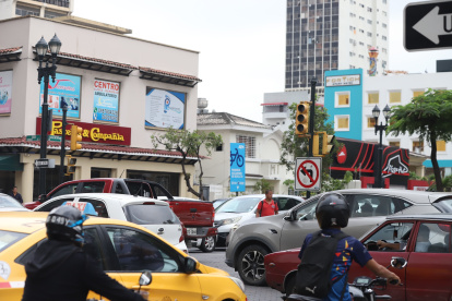 Así de congestionada ha permanecido la avenida 9 de Octubre, tras los apagones.
