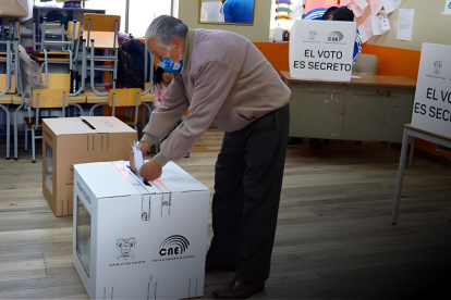 Las personas mayores a 65 años son parte del voto facultativo, según la norma electoral.