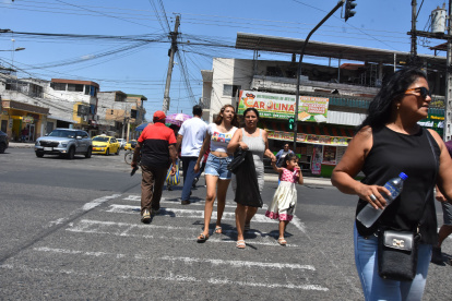 El intenso calor en Machala, hizo que los restaurantes pierdan ventas al no poder prender sus aires acondicionados.
