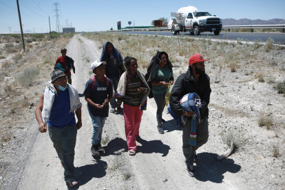 Un grupo de migrantes caminan a un costado de la carretera rumbo a la frontera con Estados Unidos, el 16 de abril de 2024, en la ciudad de Chihuahua (México).