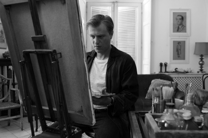 La serie se desarrolla en blanco y negro, lo que eleva el ambiente de suspenso y drama psicológico.