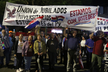Integrantes de la Unión de Jubilados de Paraguay participan en una manifestación de estudiantes que exigen que se garanticen los recursos que financien el programa "Arancel Cero", en Asunción.
