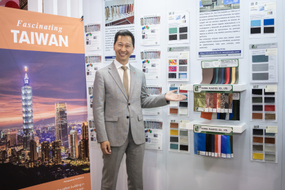 Augusto Liao, representante gubernamental de la Oficina Comercial de Taipéi en Ecuador, junto a las muestras y catálogos expuestos en su stand.