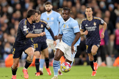 Jeremy Doku del Manchester City y Dani Carvajal del Real Madrid.