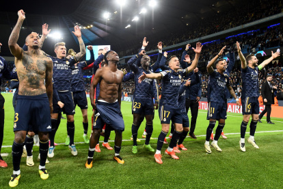 Los jugadores del Madrid celebran el pase a semifinales tras el partido de la UEFA Champions League que han jugado Manchester City y Real Madrid en Manchester, Reino Unido.