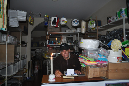 Comerciantes utilizan velas para atender a los clientes