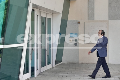 Incidencias. Carlos Pólit, excontralor en la época del correísmo, en el exterior del edificio judicial, en Miami.