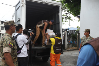 Personas privadas de la libertad votan en Guayas.