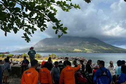 Los equipos indonesios de emergencia trabajan en la evacuación de personas a raíz de las erupciones del volcán Ruang.